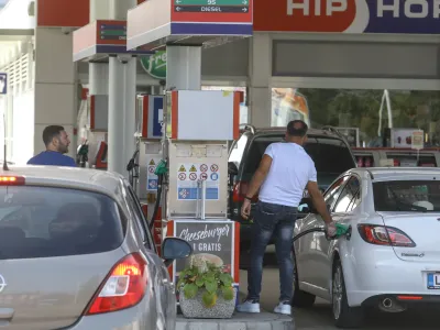 Poleg obveznih 90-dnevnih varnostnih zalog republi&scaron;ki zavod za blagovne rezerve vzdržuje tudi določene količine strate&scaron;kih rezerv, ki so prednostno namenjene vojski, policiji in silam za za&scaron;čito in re&scaron;evanje ter se uporabijo v izjemnih okoli&scaron;činah.