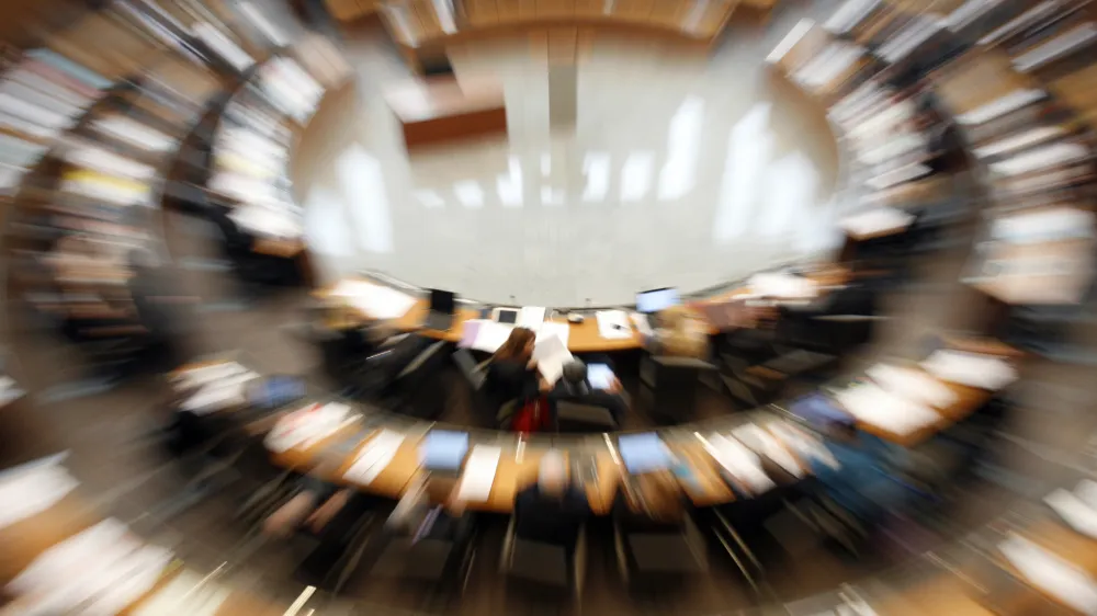 - ilustrativna fotografija - poslanska dvorana - 28. Izredna seja DZ - Dravni zbor 2013 - na maratonski seji dravnega zbora obravnavali konstruktivno nezaupnico Janeve vlade - izvolitev Janka Vebra (SD) za predsednika DZ in izvolitev nove predsednice vlade Alenke Bratuek (PS)//FOTO: Toma Skale