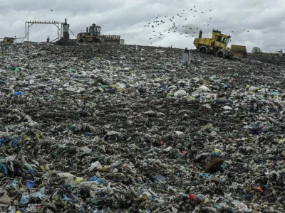 - Deponija Barje 2013 - ljubljansko odlagaliče nenevarnih komunalnih odpadkov - smetiče - dan odprtih vrat SNAGA- prikazali sistem zbiranja in ravnanja z odpadki; Cesta dveh cesarjev - smetiče    //FOTO: Jaka Gasar