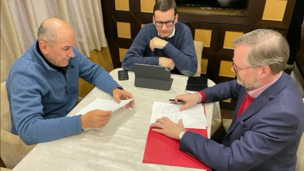 Ukrajina, Kijev.<br>Predsednik vlade Janez Jansa v pogovorih s predsednikoma vlad Poljske in Ceske na poti v Kijev.<br>Predsednik vlade Janez Jansa, poljski predsednik vlade Mateusz Morawiecki in ceski predsednik vlade Petr Fiala.<br>Foto: Vlada RS