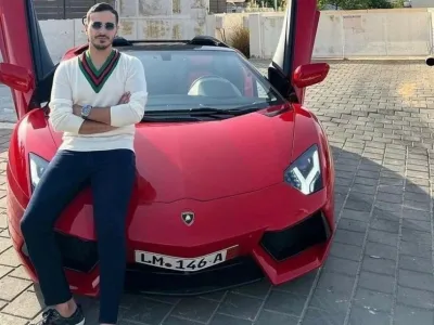 Shimon Hayut, prevarant s Tinderja, ki je neslavno zaslovel zaradi Netflixovega dokumentarca The Tinder Swindler, je že na&scaron;el novo priložnost za zaslužek. Simon Leviev, kot se predstavlja Hayut, je sklenil dogovor s hollywoodsko menedžerjo Gino Rodriguezom, v načrtu ima tudi knjigo, poleg tega pa želi zagnati &scaron;e podcast in sodelovati v resničnostnem &scaron;ovu, v katerem bo iskal pravo ljubezen. V &scaron;ovu naj bi se za zanj potegovale &scaron;tevilne ženske, v podcastu pa bi rad delil ljubezenske nasvete, kaj storiti in česa ne v nastajajočih zvezah. <br><br>Ob vsem tem Hayut &scaron;e naprej trdi, da ga je dokumentarec napačno prikazal in da bo očistil svoje ime. <br>In kako ga je sploh prikazal dokumentarec, ki bo dobil tudi svojo igrano filmsko različico? Leviev je ženske, ki so postale njegova tarče, prepričal, da je sin kralja diamantov Leva Levieva. Zavedel jih je z lažnim prikazovanjem svojega "luksuznega" življenja, potem pa jih prosil, naj mu posodijo denar, ker so ga neprijatelji spravili v težave. Na ta način je od žensk izvlekel milijone dolarjev. Netflix je razkril nekatere od njegovih prevar, prav tako pa tudi &scaron;tevilne psevdonime, ki jih je uporabljal, a kot se je izkazalo, Hayutu slava godi, tudi če je negativna.<br>