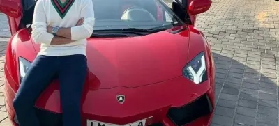 Shimon Hayut, prevarant s Tinderja, ki je neslavno zaslovel zaradi Netflixovega dokumentarca The Tinder Swindler, je že našel novo priložnost za zaslužek. Simon Leviev, kot se predstavlja Hayut, je sklenil dogovor s hollywoodsko menedžerjo Gino Rodriguezom, v načrtu ima tudi knjigo, poleg tega pa želi zagnati še podcast in sodelovati v resničnostnem šovu, v katerem bo iskal pravo ljubezen. V šovu naj bi se za zanj potegovale številne ženske, v podcastu pa bi rad delil ljubezenske nasvete, kaj storiti in česa ne v nastajajočih zvezah. <br><br>Ob vsem tem Hayut še naprej trdi, da ga je dokumentarec napačno prikazal in da bo očistil svoje ime. <br>In kako ga je sploh prikazal dokumentarec, ki bo dobil tudi svojo igrano filmsko različico? Leviev je ženske, ki so postale njegova tarče, prepričal, da je sin kralja diamantov Leva Levieva. Zavedel jih je z lažnim prikazovanjem svojega "luksuznega" življenja, potem pa jih prosil, naj mu posodijo denar, ker so ga neprijatelji spravili v težave. Na ta način je od žensk izvlekel milijone dolarjev. Netflix je razkril nekatere od njegovih prevar, prav tako pa tudi številne psevdonime, ki jih je uporabljal, a kot se je izkazalo, Hayutu slava godi, tudi če je negativna.<br>