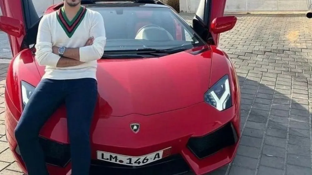 Shimon Hayut, prevarant s Tinderja, ki je neslavno zaslovel zaradi Netflixovega dokumentarca The Tinder Swindler, je že na&scaron;el novo priložnost za zaslužek. Simon Leviev, kot se predstavlja Hayut, je sklenil dogovor s hollywoodsko menedžerjo Gino Rodriguezom, v načrtu ima tudi knjigo, poleg tega pa želi zagnati &scaron;e podcast in sodelovati v resničnostnem &scaron;ovu, v katerem bo iskal pravo ljubezen. V &scaron;ovu naj bi se za zanj potegovale &scaron;tevilne ženske, v podcastu pa bi rad delil ljubezenske nasvete, kaj storiti in česa ne v nastajajočih zvezah. <br><br>Ob vsem tem Hayut &scaron;e naprej trdi, da ga je dokumentarec napačno prikazal in da bo očistil svoje ime. <br>In kako ga je sploh prikazal dokumentarec, ki bo dobil tudi svojo igrano filmsko različico? Leviev je ženske, ki so postale njegova tarče, prepričal, da je sin kralja diamantov Leva Levieva. Zavedel jih je z lažnim prikazovanjem svojega "luksuznega" življenja, potem pa jih prosil, naj mu posodijo denar, ker so ga neprijatelji spravili v težave. Na ta način je od žensk izvlekel milijone dolarjev. Netflix je razkril nekatere od njegovih prevar, prav tako pa tudi &scaron;tevilne psevdonime, ki jih je uporabljal, a kot se je izkazalo, Hayutu slava godi, tudi če je negativna.<br>