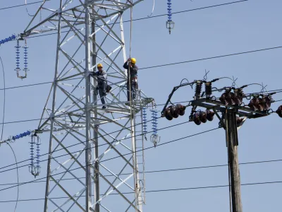  električni daljnovod, električna energija - energetika - elektrika - delo na viini - elektrika//FOTO: Toma Skale