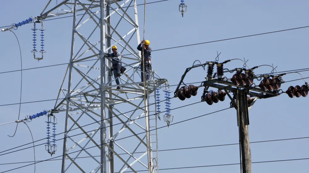  električni daljnovod, električna energija - energetika - elektrika - delo na viini - elektrika//FOTO: Toma Skale