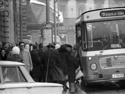 Mestni potni&scaron;ki promet, 1976
Hrani: MNZS