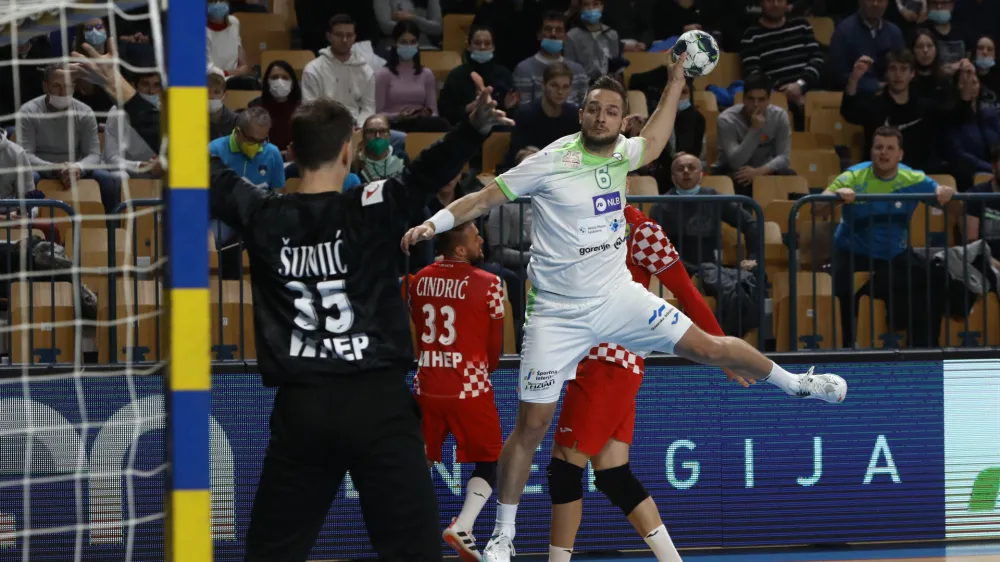 Slovenski reprezentant Ga&scaron;per Marguč (z žogo) je bil z osmimi goli prvi strelec tekme v Padovi.