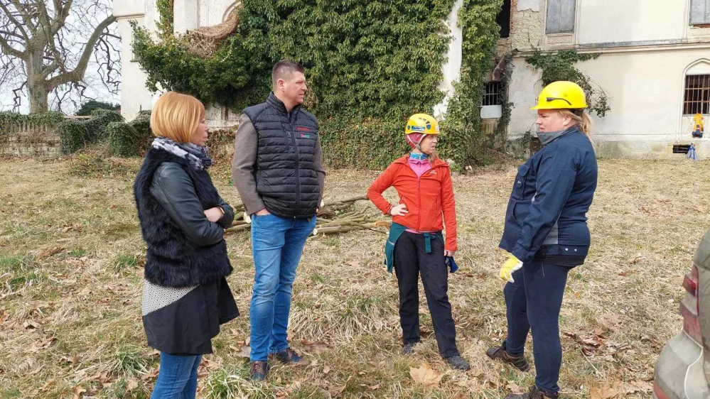 Urejanja okolice nekdaj eminentnega dvorca Jel&scaron;ingrad, ki predstavlja unikatni primer arabsko-mavrske arhitekture pri nas, so se v teh dneh že lotili.