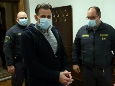 e večkrat obsojenega Janija Potokarja so na sodi&scaron;če pripeljali iz pripora, ki so mu ga odredili v drugi zadevi. &nbsp;&nbsp;
