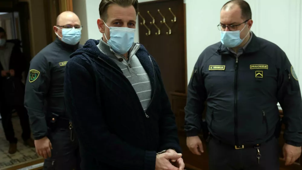 e večkrat obsojenega Janija Potokarja so na sodi&scaron;če pripeljali iz pripora, ki so mu ga odredili v drugi zadevi. &nbsp;&nbsp;