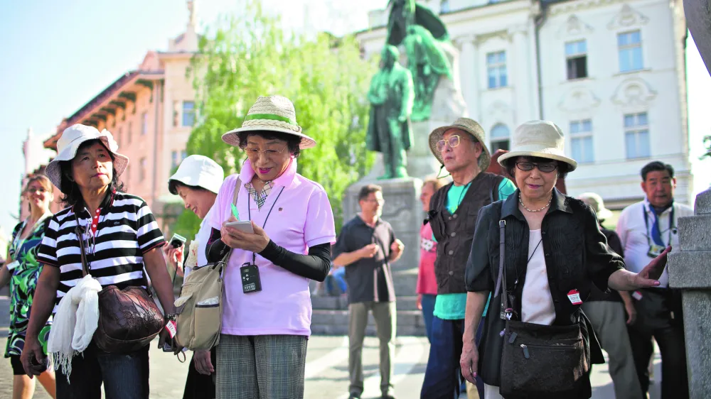 - japonski turisti v Ljubljani - japonci - turizem...//FOTOJaka Adamič.OPOMBA ZA OBJAVO V Dnevnikov Objektiv.