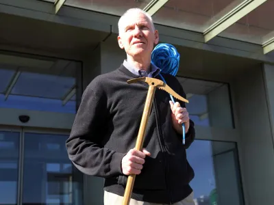 Vzporedno s prostovoljstvom na PZS je bil Jože Rovan vse do upokojitve oktobra 2020 profesor statistike na ljubljanski ekonomski fakulteti.