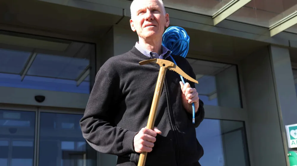 Vzporedno s prostovoljstvom na PZS je bil Jože Rovan vse do upokojitve oktobra 2020 profesor statistike na ljubljanski ekonomski fakulteti.