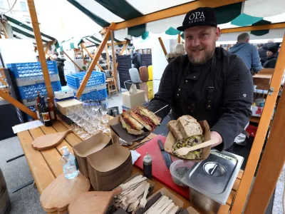 &raquo;Gostujemo z na&scaron;im paradnim konjem, hladno predjedjo z govejim jezikom v marinadi po 50 let starem receptu moje babice,&laquo; je povedal Miha Centrih iz OPA Resort z Velikega Vrha pri &Scaron;martnem ob Paki. Foto: Tomaž Skale