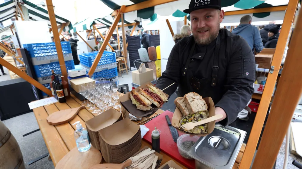 &raquo;Gostujemo z na&scaron;im paradnim konjem, hladno predjedjo z govejim jezikom v marinadi po 50 let starem receptu moje babice,&laquo; je povedal Miha Centrih iz OPA Resort z Velikega Vrha pri &Scaron;martnem ob Paki. Foto: Tomaž Skale