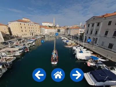 &raquo;Virtualno plovbo omogoča digitalna VR 360 tahnologija, ki jo je za nas pripravilo podjetje Izstop. Poleg posnetih kadrov na samem topo, kot na obali so si pomagali tudi z droni,&laquo; je razložila Veronika Bjelica iz Pomorskega muzeja in opozorila na vse označevalce pomorske identitete, ki smo jih lahko med &raquo;plovbo&laquo; po Piranskem zalivu s &raquo;klikom&laquo; odkrivali na novo. V Portorožu smo tako spoznali zgodovino nekdanje ladjedelnice in pristani&scaron;ča za hidroletala. S klikom na Monfort, nekoč skladi&scaron;če soli, je opisana in s kraj&scaron;im filmom predstavljena gradnja 