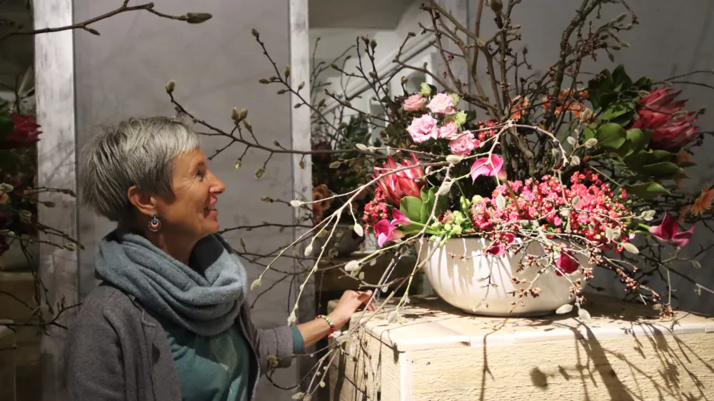 Obiskovalci si poleg razstave Salvador Dali &ndash; Romeo in Julija lahko ogledajo tudi razstavo pomladnih cvetličnih aranžmajev.