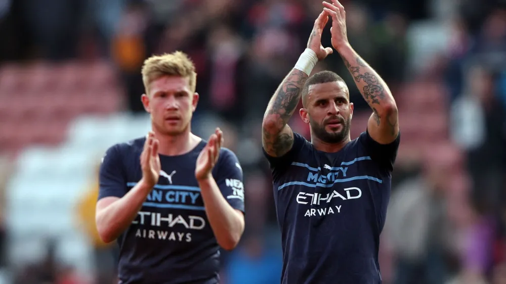 Soccer Football - FA Cup Quarter Final - Southampton v Manchester City - St Mary's Stadium, Southampton, Britain - March 20, 2022 Manchester City's Kevin De Bruyne and Kyle Walker applauds fans after the match REUTERS/Ian Walton