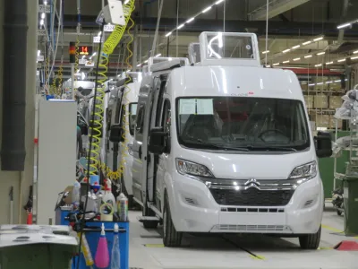 Adria Mobil naj bi v novi tovarni vanov na Biču, ko bo uvedla &scaron;e drugo izmeno, zaposlovala več kot 200 ljudi.&nbsp;