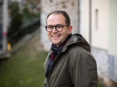 - 17.03.2022 &ndash; Dr. Rok Andres, dramaturg, scenarist in kritik/recenzent - selektor 51. Tedna slovenske drame 2022, član Upravnega odbora Pre&scaron;ernovega sklada in Državne predmetne komisije za splo&scaron;no maturo za odrske stvaritve, odgovorni urednik portala Kritika  //FOTO: Bojan Velikonja