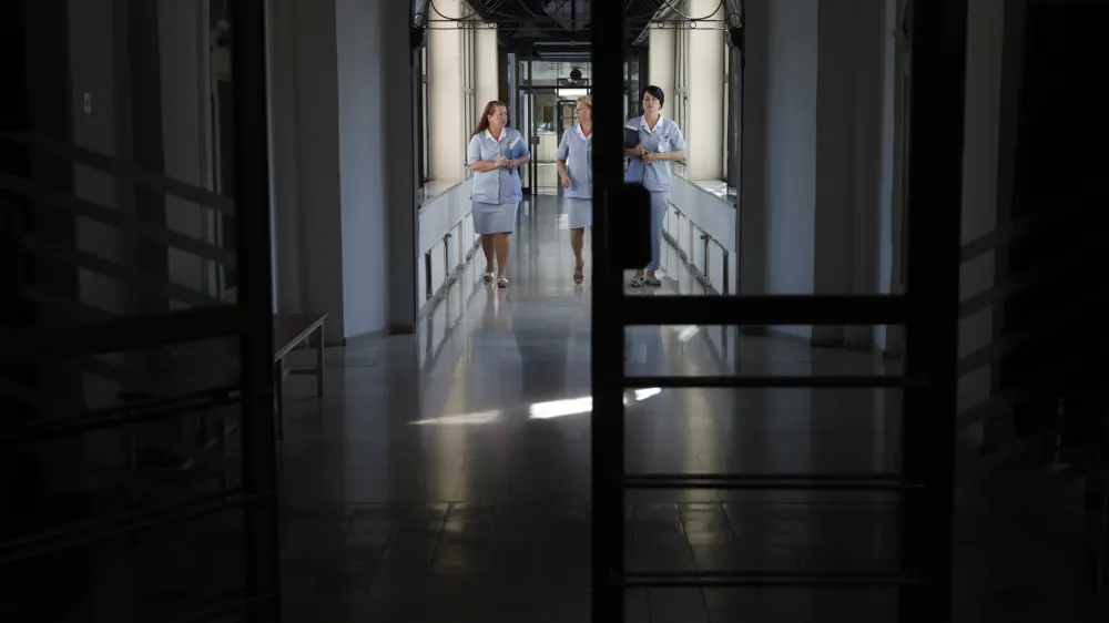 - 24.9.2014 - Ginekolo&scaron;ka klinika v Ljubljani - porodni&scaron;nica - medicinske sestre <br><br><br><br>//FOTO: Luka Cjuha<br>