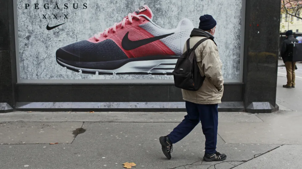 jumbo plakat - tekaki čevlji Nike Air Pegasus - blagovna znamka - oglaevanje//FOTO: Luka Cjuha