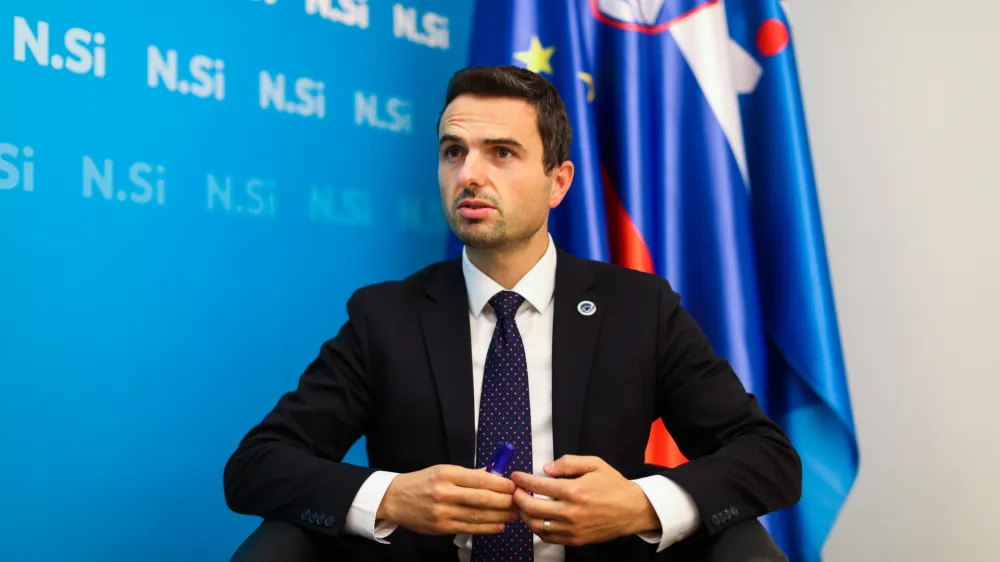 - 21.09.2021  mag. Matej Tonin, podpredsednik Vlade Republike Slovenije in minister za obrambo RS od 13. marca 2020 v 14. vladi Republike Slovenije pod vodstvom Janeza Jane, predsednik stranke NSi (Nova Slovenija) od 21. aprila 2018 //FOTO: Bojan VelikonjaOPOMBA: INTERVJU ZA OBJEKTIV 2021