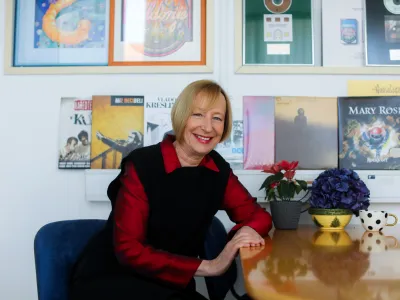 Muzikologinja Mojca Menart je bila kot vodja založni&scaron;ke dejavnosti pri ZKP RTV Slovenija pobudnica izdajanja zvočnih knjig pri njih.&nbsp;