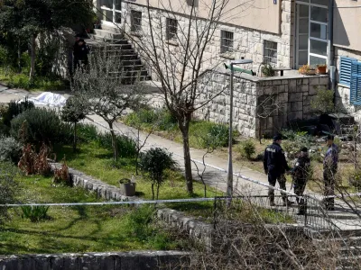 Pred stanovanjskim blokom je umorjen obležal komaj 15-letni fant. F Pixsell