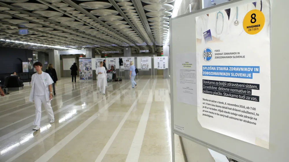 - Sindikat zdravnikov in zobozdravnikov Slovenije - zbor zdravnikov, kjer so predstavili potek pogajanj in zdravnike strokovne zahteve - simbolična fotografija - zdravstvo - zdravniki - - 10.11.2016 - Univeritetni klinični center UKC Ljubljana - splona stavka zdravnikov in zobozdravnikov FIDES - protest v obliki omejitve dela stavkajočih zdravnikov na 40 ur tedensko //FOTO: Toma Skale