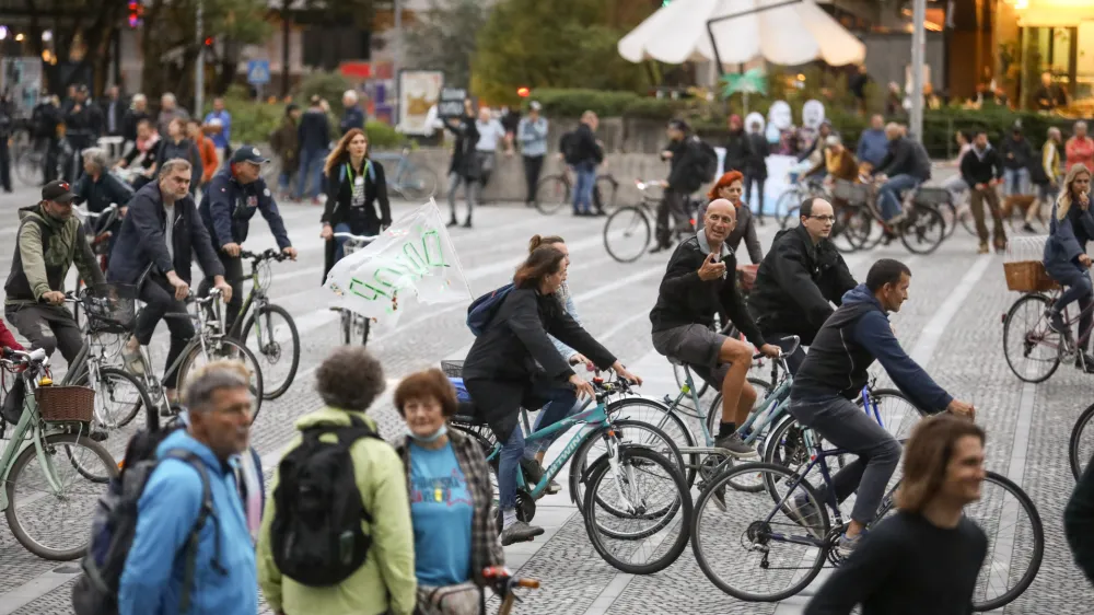 - 17.09.2021 - petkov protivladni protest - protestni shod proti vladi Janeza Jane  petkovi kolesarji ob "praznovanju rojstnega dne Janeza Jane", zoper njega podali kazensko ovadbo zaradi suma korupcije".  //FOTO: Luka Cjuha.