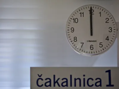 Prvi pregledi so osnovni pogoj za diagnozo in začetek zdravljenja, a &scaron;tevilni bolniki že na tej točki čakajo nedopustno dolgo.

&nbsp;