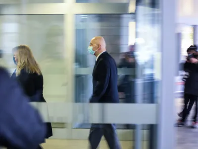 Robert Javer&scaron;ek je tesni sodelavec generalnega direktorja policije Antona Olaja. Ta ga je v vodstvo policije pripeljal iz Novega mesta.&nbsp;