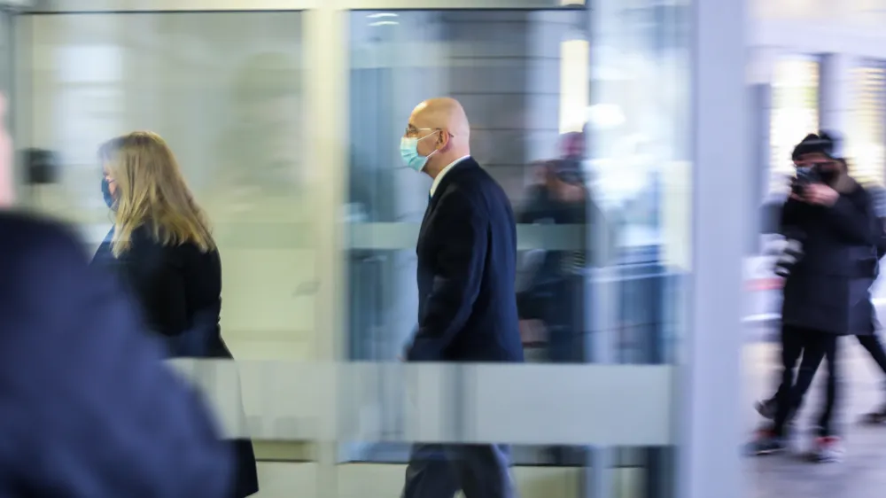 Robert Javer&scaron;ek je tesni sodelavec generalnega direktorja policije Antona Olaja. Ta ga je v vodstvo policije pripeljal iz Novega mesta.&nbsp;