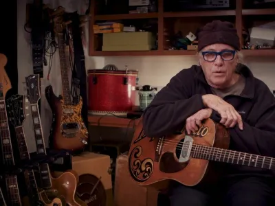 Ry Cooder, danes 75-letni ameri&scaron;ki kitarist, je avtor glasbe za film Južnja&scaron;ka uteha, v katerem je predstavil zydeco.&nbsp;