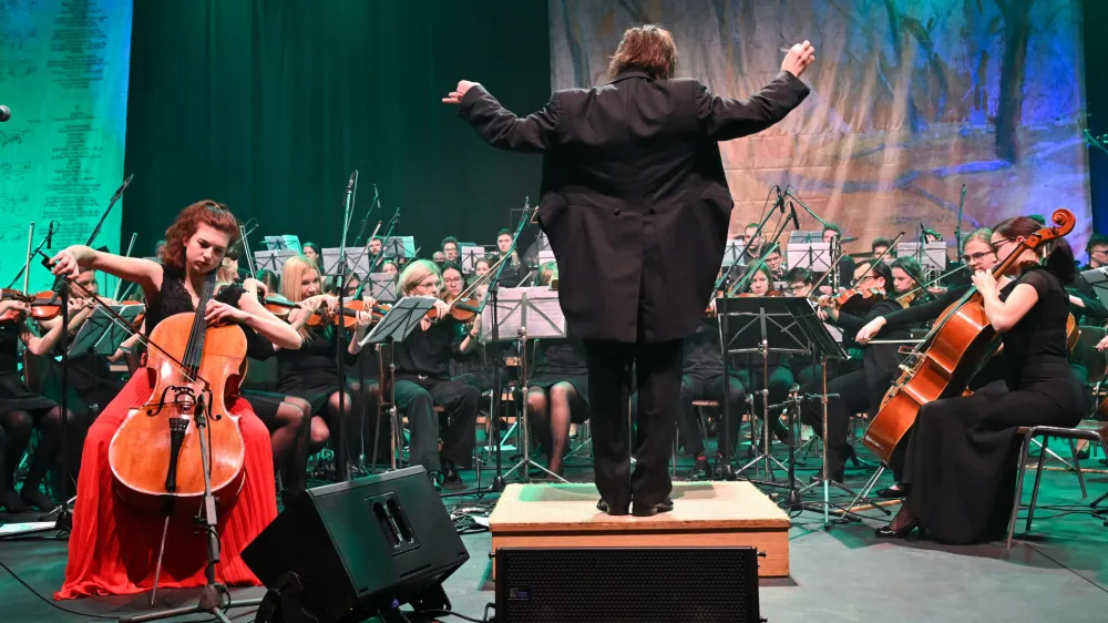 90-članski simfonični orkester Glasbene &scaron;ole Marjana Kozine velja za enega pomembnej&scaron;ih amaterskih sestavov te vrste v Sloveniji. F Robert Kokol, arhiv Mestne občine Novo mesto 