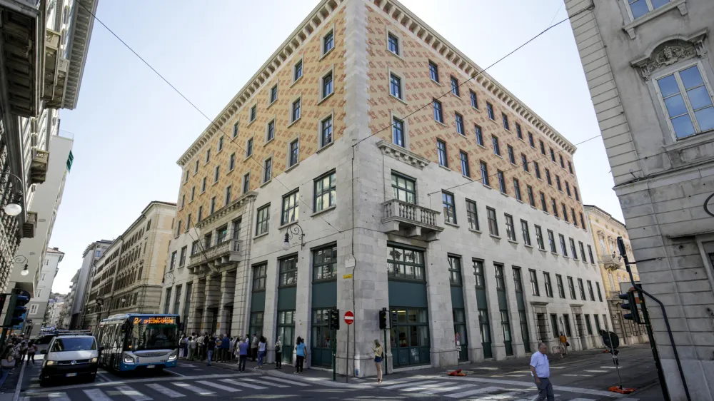 - Narodni dom v Trstu - kulturni in gospodarski center Slovencev, ki so ga pred 100 leti pogali faisti je ponovno v lasti slovenske narodne skupnosti v Italiji.- 13.07.2020  Italija/Trst  100. obletnica poiga Narodnega doma v Trstu - predsednika Slovenije in Italije sta poloila venec na spominskem obeleju na bazoviki fojbi in podpisala dokumenta s katerim je Narodni dom v Trstu znova formalno preel v last slovenske manjine //FOTO: Matja Rut