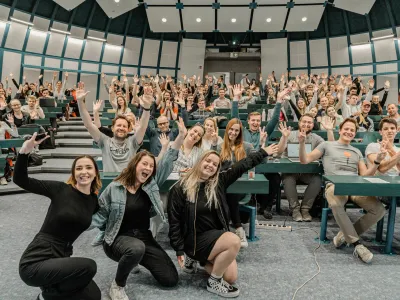 Startup vikend je tokrat služil kot odlična priložnost za delo na realnih primerih in za morda prvo praktično izku&scaron;njo povezovanja mladih s predstavniki večjih slovenskih podjetij. (Foto: Neža Lajevec)