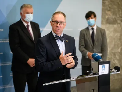 Ljubljana, ministrstvo za infrastrukturo.<br>Novinarska konferenca ministrstva za infrastrukturo, na kateri so predstavili podrobnosti brezplacnih vozovnic v medkrajevnem javnem potniskem prometu, ki bodo zacele veljati s 1. julijem.<br>Drzavni sekretar na ministrstvu za infrastrukturo Blaz Kosorok.