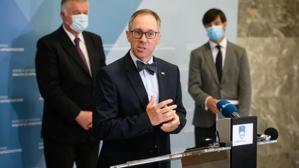 Ljubljana, ministrstvo za infrastrukturo.<br>Novinarska konferenca ministrstva za infrastrukturo, na kateri so predstavili podrobnosti brezplacnih vozovnic v medkrajevnem javnem potniskem prometu, ki bodo zacele veljati s 1. julijem.<br>Drzavni sekretar na ministrstvu za infrastrukturo Blaz Kosorok.