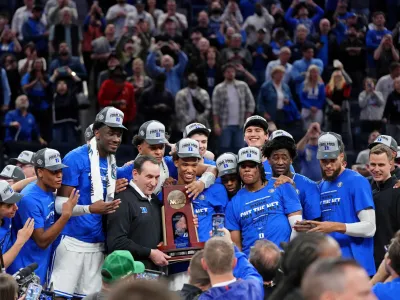 Ko&scaron;arkarji univerze Duke so v finalu Zahodne konference NCAA premagali Arkansas in se uvrstili na finalni turnir, ki se začne jutri v New Orleansu, s tem pa so na najlep&scaron;i možni način nagradili trenerja Mika Krzyzewskega (v sredini), ki po 42 letih vodenja te univerzitetne ekipe po Final Fouru dokončno odhaja v trenerski pokoj kot eden najbolj uspe&scaron;nih ko&scaron;arkarskih trenerjev vseh časov.