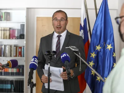 Generalni državni tožilec Drago &Scaron;keta ustavnemu sodi&scaron;ču predlaga, da njegovo pobudo obravnava absolutno prednostno.
&nbsp;