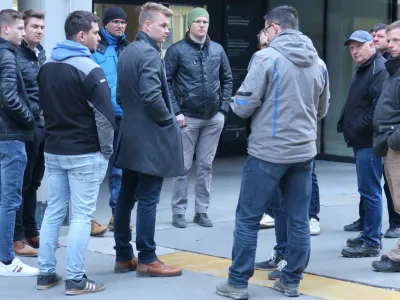 Mini mlečni punt pred stavbo kmetijskega ministrstva je po slabem tednu dni obrodil sadove. Ljubljanske mlekarne, ki so največji odkupovalec mleka, bodo odkupno ceno do konca maja povi&scaron;ale za pet centov.&nbsp;