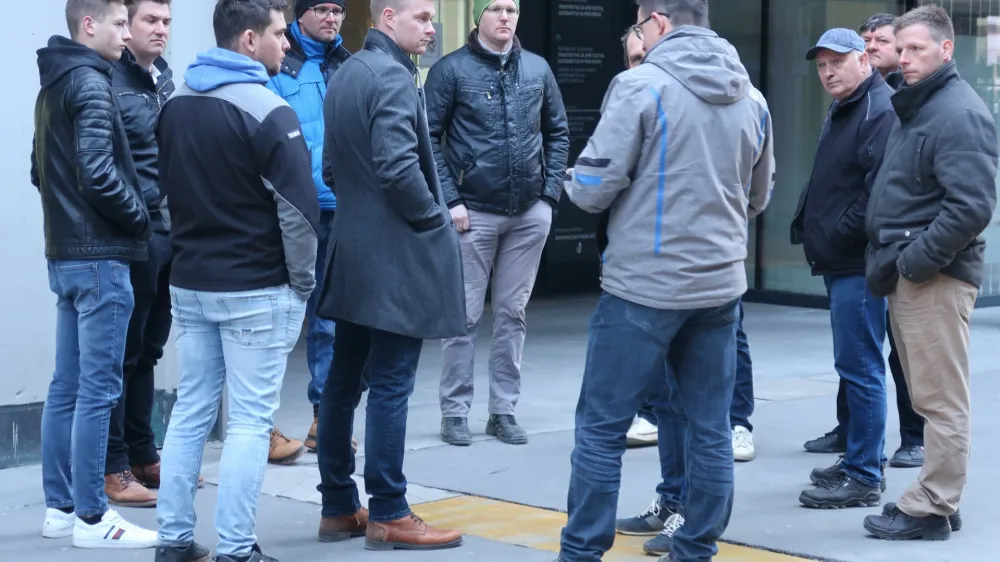 Mini mlečni punt pred stavbo kmetijskega ministrstva je po slabem tednu dni obrodil sadove. Ljubljanske mlekarne, ki so največji odkupovalec mleka, bodo odkupno ceno do konca maja povi&scaron;ale za pet centov.&nbsp;