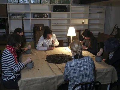 Benjamin Zajc, gledali&scaron;čnik, ki deluje na področjih režije, dramaturgije, performansa, lutkarstva in dramskega pisanja - 01.04.2022 &ndash; AGRFT - produkciji akademijski studio 8372, performans Benjamina Zajca /FOTO: Jaka Gasar