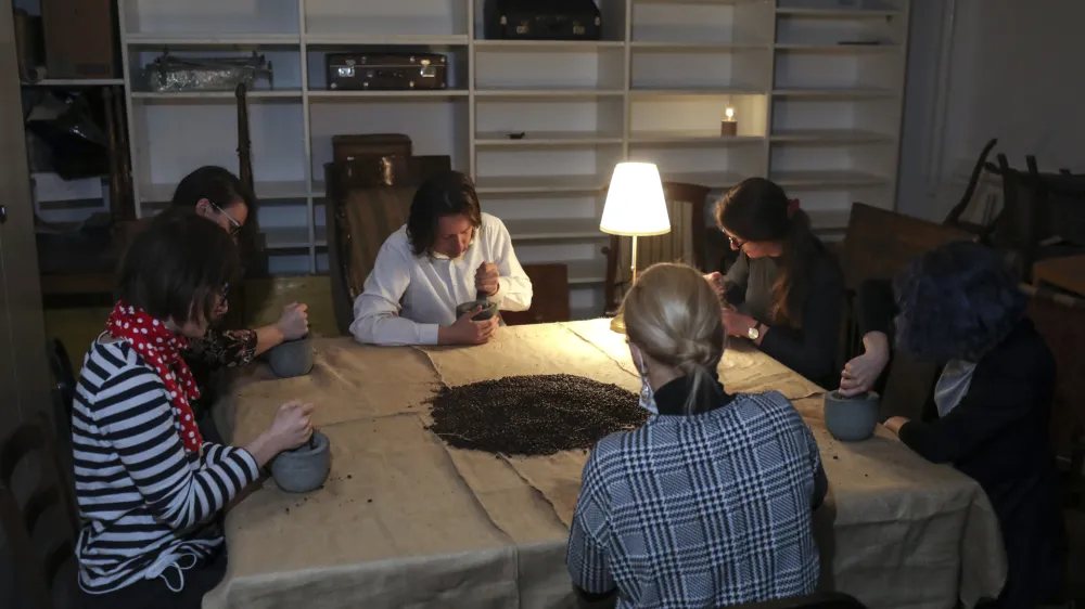 Benjamin Zajc, gledali&scaron;čnik, ki deluje na področjih režije, dramaturgije, performansa, lutkarstva in dramskega pisanja - 01.04.2022 &ndash; AGRFT - produkciji akademijski studio 8372, performans Benjamina Zajca /FOTO: Jaka Gasar