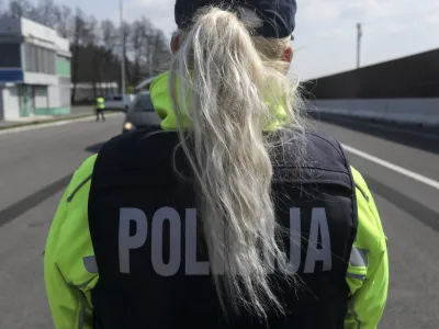 - policijski nadzor - policija je poostreno preverjala spotovanje prepovedi gibanja zunaj občin in zbiranja na javnih povrinah - 04.04.2020 - Koronavirus COVID-19 v Sloveniji - epidemija  poostreni ukrepi vlade za preprečevanje irjenja okub s koronavirusom - ustavljeno javno in druabno ivljenje  samoizolacija  //FOTO: Jaka Gasar