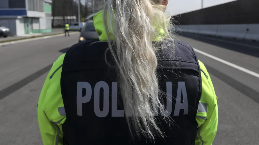 - policijski nadzor - policija je poostreno preverjala spotovanje prepovedi gibanja zunaj občin in zbiranja na javnih povrinah - 04.04.2020 - Koronavirus COVID-19 v Sloveniji - epidemija  poostreni ukrepi vlade za preprečevanje irjenja okub s koronavirusom - ustavljeno javno in druabno ivljenje  samoizolacija  //FOTO: Jaka Gasar