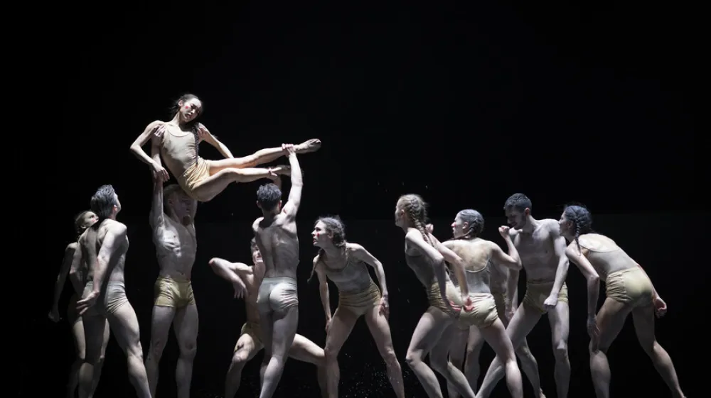 Kultno delo skladatelja Igorja Stravinskega Posvetitev pomladi v baletni upodobitvi SNG Maribor.&nbsp;