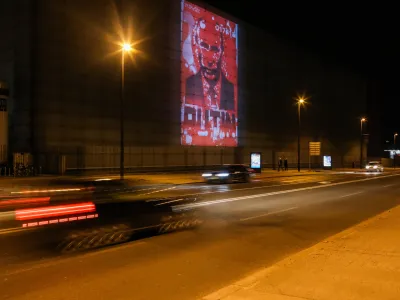 04.04.2022.- Portret Vladimirja Putina napolnjen s krvjo ukrajinskih borcev projeciran na stavbi Pivovarne Union, v centru Ljubljane. Projekt, ki nastaja v sodelovanju s Fotopubom, predstavlja umetni&scaron;ko delo v franciji živečega ruskega umetnika Andreja Molodkina. Umetnikovi prijatelji so za projekt svojo kri darovali, preden so se vrnili v Ukrajino, kjer se borijo za svojo državo.//FOTO: Bojan Velikonja